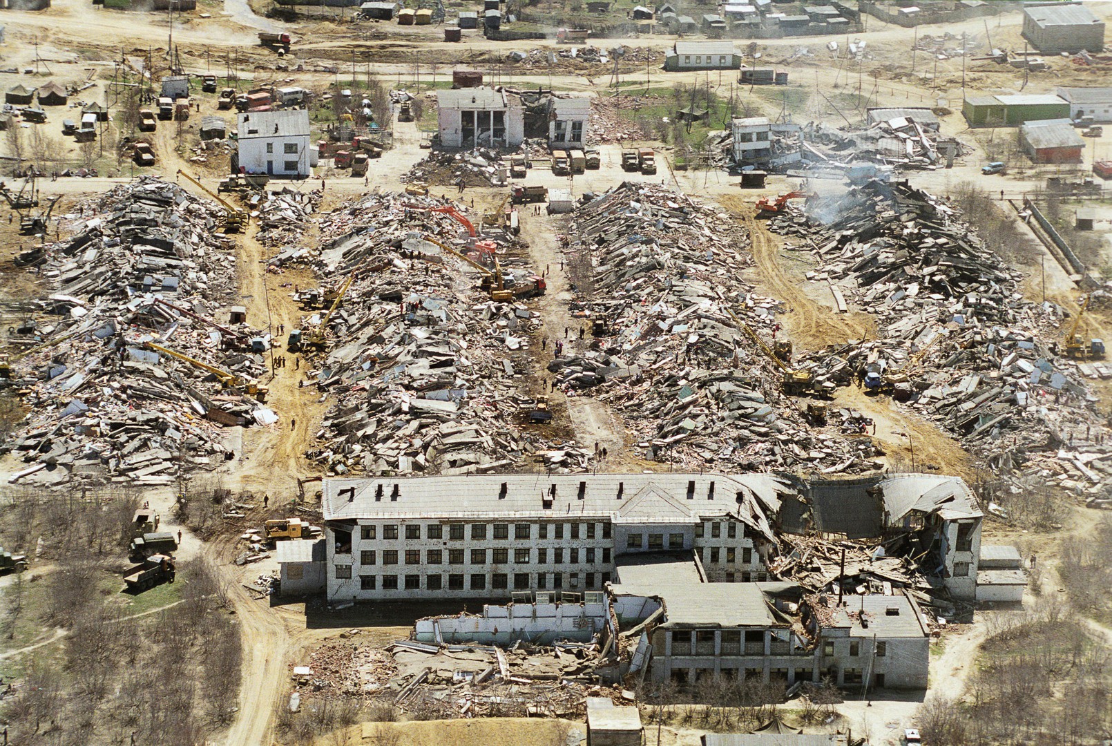 1 мая 1995. Землетрясение на Сахалине 1995 Нефтегорск. Нефтегорск город призрак. Землетрясение в Нефтегорске 1995 г. Нефтегорск Сахалинская область землетрясение 1995.